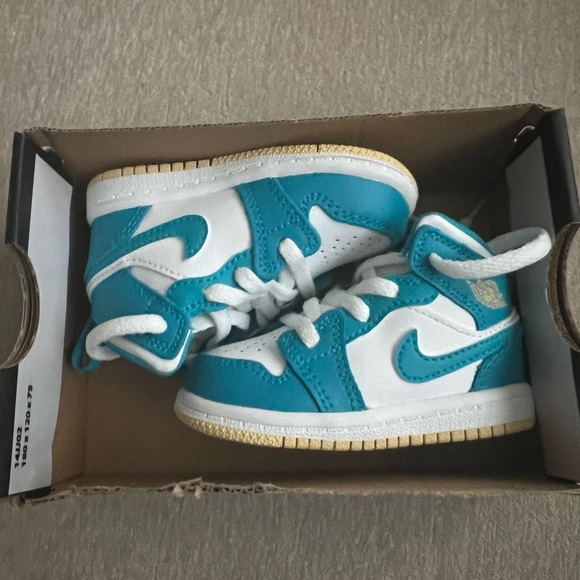 Jordan 1 Mid Toddler 4C - Picture 1 of 4